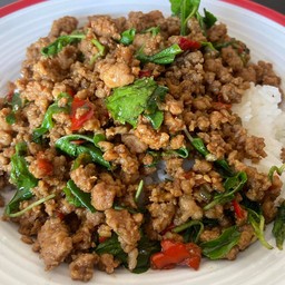 ผัดกระเพาหมูราดข้าว