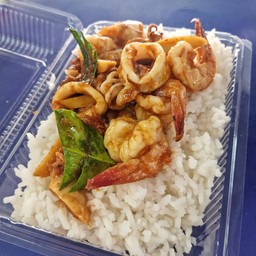 ผัดพริกแกงทะเลราดข้าว