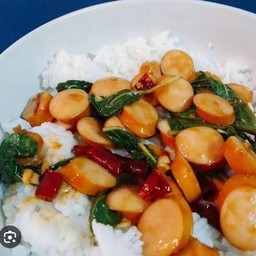 กะเพราไส้กรอกไก่(ราดข้าว)