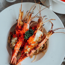 สปาเก็ตตี้ผัดน้ำมันมะกอกพริกแห้งกุ้งแม่น้ำอบชีส