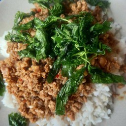 ผัดกระเพาไข่เยี่ยวม้า