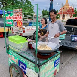 ลูกชิ้นปลาทอดหน้าศาลาหลักเมืองสิงห์บุรี