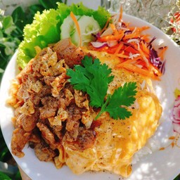 ข้าวไข่ข้นหมูนุ่มทอดกระเทียม