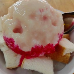 ขนมปังลูกชิด(น้ำแดง+นมข้น)