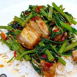 ข้าวราดผักบุ้งไฟแดงหมูกรอบ