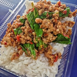 กะเพราหมูสับราดข้าว