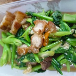 คะน้าหมูกรอบ