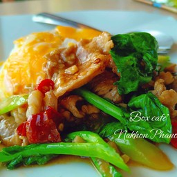 คะน้าเนื้อสับน้ำมันหอยราดข้าว+ไข่ดาว