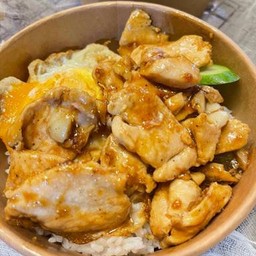 ข้าวไก่ผัดกระเทียมพริกไทย