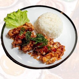 ข้าวไก่ทอดซอสกะเพรา