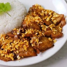 หมูทอดกระเทียมราดข้าว