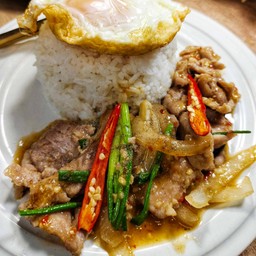 ผัดน้ำมันหอย ราดบนข้าวหอมมะลินุ่มนุ๊ม