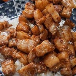 ข้าวราดสามชั้นผัดซอสน้ำมันหอยจึ้งใจ