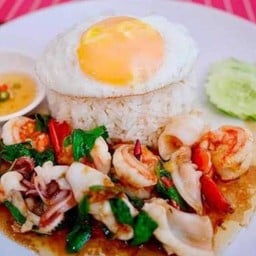 กะเพราทะเลราดข้าว