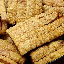 [อร่อยซ่ากับโค้ก] หมูกรอบ size M (150g.) + ซอสหรือน้ำจิ้ม +  โค้ก ออริจินัล (กระป๋อง)