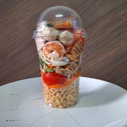 ยำเขย่า หมูสับ ปลาหมึก กุ้ง ไส้กรอก ลูกชิ้น ปูอัด หมูยอ