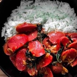 กะเพราใส่กรอกแดง(ราดข้าว)