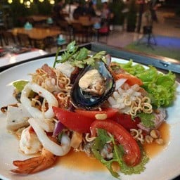 ยำมาม่าทะเลรวม