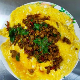 ข้าวไข่ข้น กระเพราพริกแห้ง