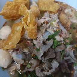 ก๋วยเตี๋ยวขลุกขลิกกระดูกอ่อน