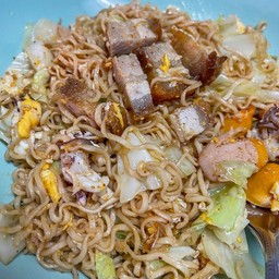 ผัดมาม่า หมูกรอบ