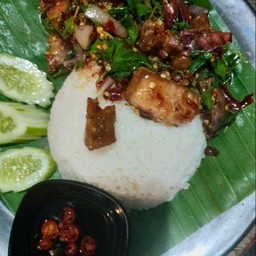 กระเพราหมูกรอบราดข้าว