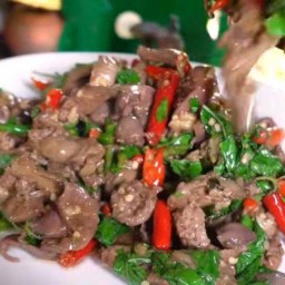 กระเพราเครื่องในไก่