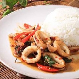 กระเพราปลาหมึกราดข้าว