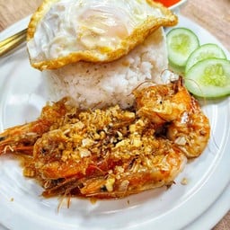 ผัดกระเทียม ราดบนข้าวหอมมะลินุ่มนุ๊ม