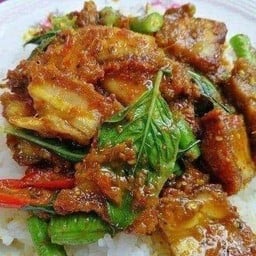 ผัดพริกแกงหมูกรอบ