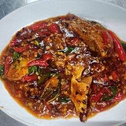 กระเพราปลากระป๋อง ราดข้าว