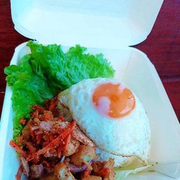ข้าวยำไก่แซ่บไข่ดาว