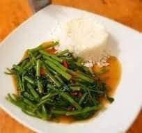 ผัดผักบุ้งราดข้าว