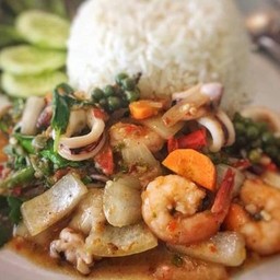 ผัดฉ่าทะเลราดข้าว