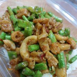 ผัดพริกแกงกากหมูใส่ถั่วราดข้าว