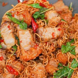 มาม่าผัดขี้เมาหมูกรอบ