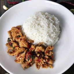 กระเพราหมูชิ้นราดข้าว