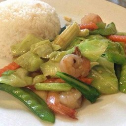 ผัดผักรวมมิตรราดข้าว