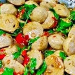 กะเพราลูกชิ้นไก่(ราดข้าว)