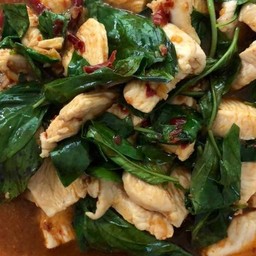 ข้าวหน้าอกไก่ผัดโหระพา