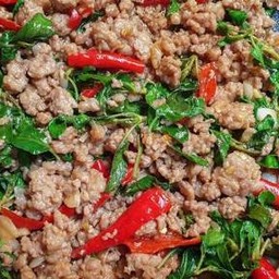 ผัดกระเพาหมูสับแซ่บ (กับข้าว)