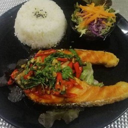 ข้าวสเต็กกะเพราปลาแซลมอล