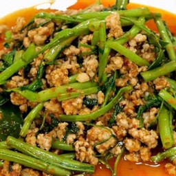 ผัดพริกแกงผักบุ้งหมูสับราดข้าว