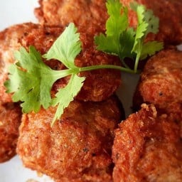 ข้าวเหนียวหมูก้อนทอด