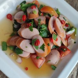 [อร่อยซ่ากับโค้ก] ยำ ไส้กรอก +  โค้ก ออริจินัล (กระป๋อง)