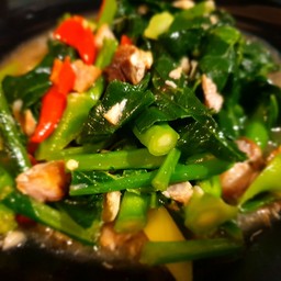 ผัดคะน้าหมูชิ้น (กับข้าว)