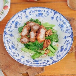 ข้าวราดคะน้าหมูกรอบ