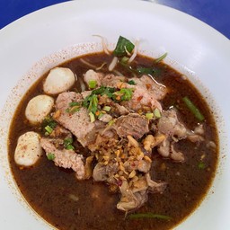 ก๋วยเตี๋ยวหมู นำ้ตก