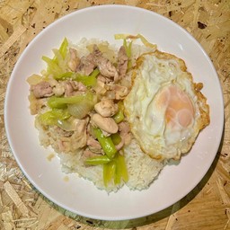 ข้าวไก่ผัดพริกหยวก