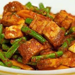 พริกแกงหมูกรอบ (กับข้าว)